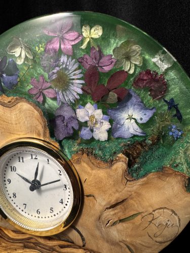 Virágos asztali óra