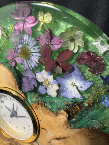 Virágos asztali óra