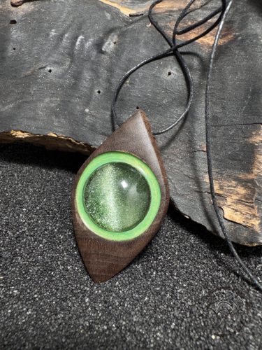 Zöld lencsés medál