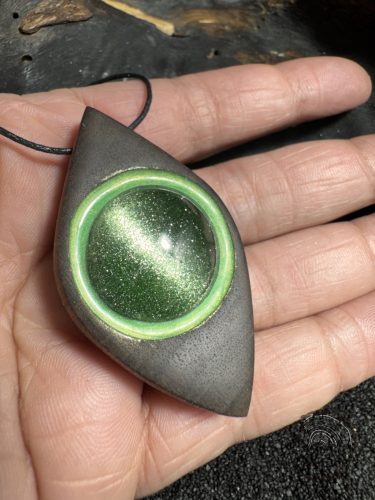 Zöld lencsés medál