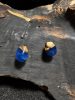 Kék epoxy és fa bedugós fülbevaló