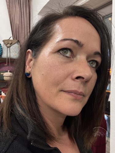 Kék epoxy és fa bedugós fülbevaló