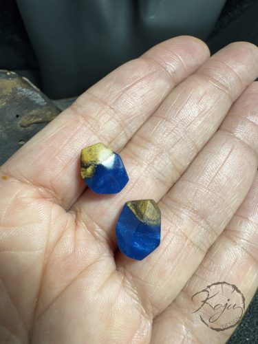 Kék epoxy és fa bedugós fülbevaló