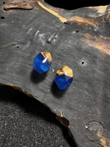 Kék epoxy és fa bedugós fülbevaló