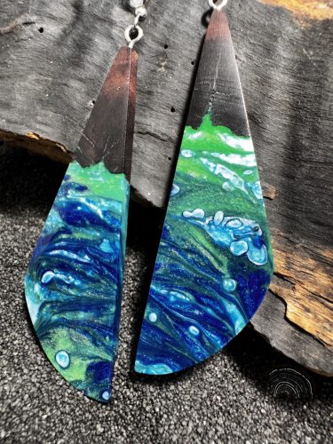 Absztrakt vasfa fülbevaló